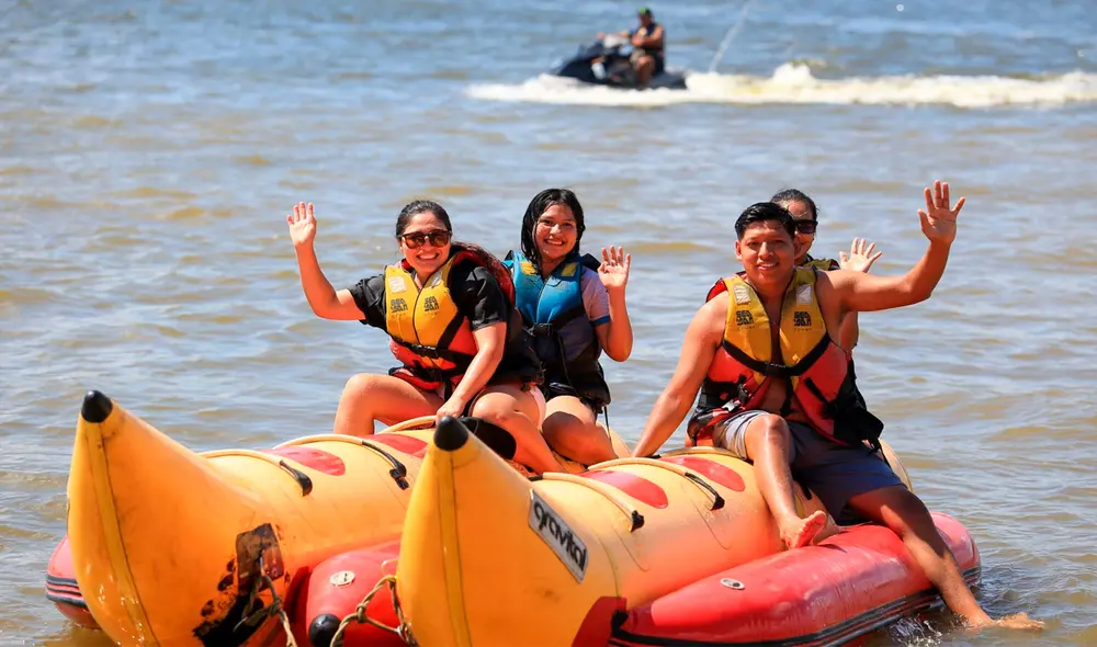 Trabajadores peruanos disfrutando del día no laborable en el río. Foto: Andina. Trabajadores peruanos disfrutando del día no laborable en el río. Foto: Andina.