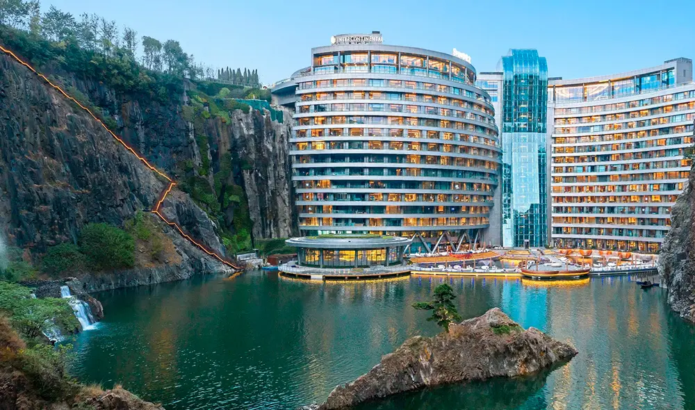 El proyecto del hotel de IHG refleja su "filosofía de diseño", que busca integrar el edificio armoniosamente en el entorno natural, en lugar de enfrentarse a él, según los arquitectos. Foto: IHG. El proyecto del hotel de IHG refleja su "filosofía de diseño", que busca integrar el edificio armoniosamente en el entorno natural, en lugar de enfrentarse a él, según los arquitectos. Foto: IHG.