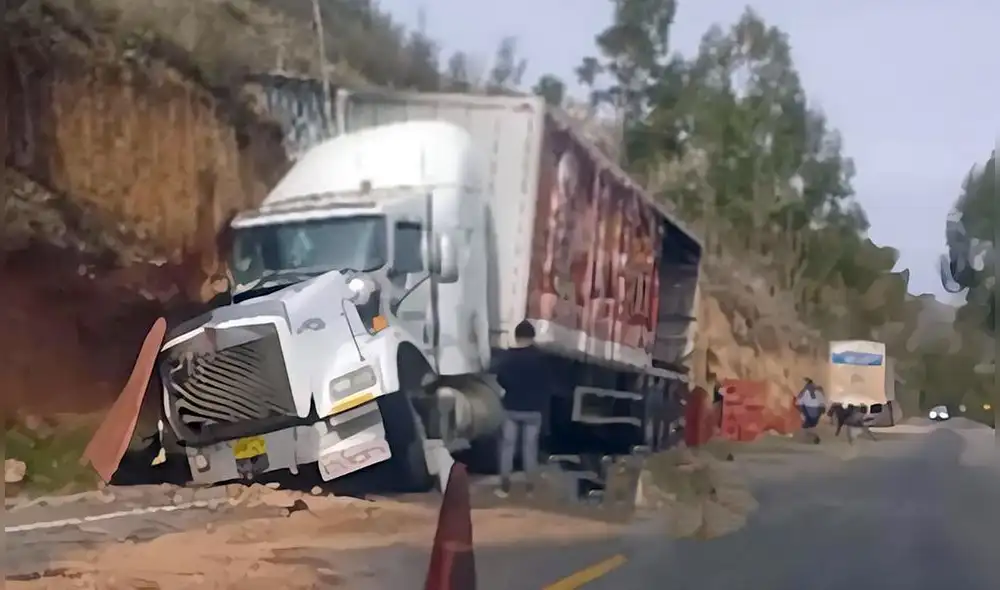 Despiste de tráiler en la Carretera Central. Foto: Facebook Luis Basaldua Despiste de tráiler en la Carretera Central. Foto: Facebook Luis Basaldua