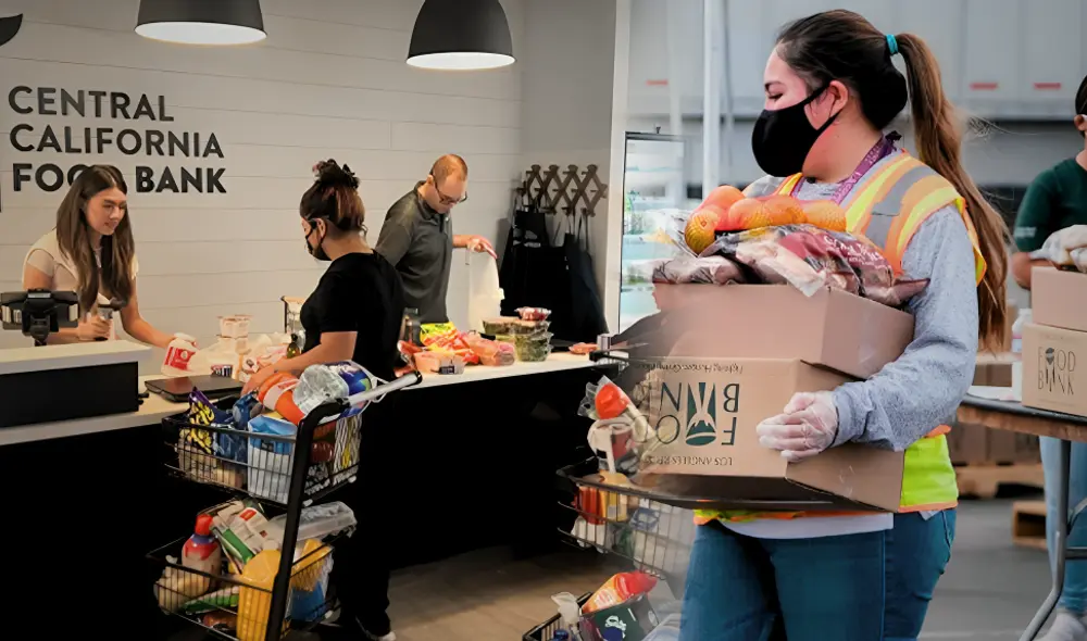 El Banco de Alimentos del Centro de California ofrece una oportunidad para que todos disfruten de una comida nutritiva y festiva. Foto: composición LR/difusión