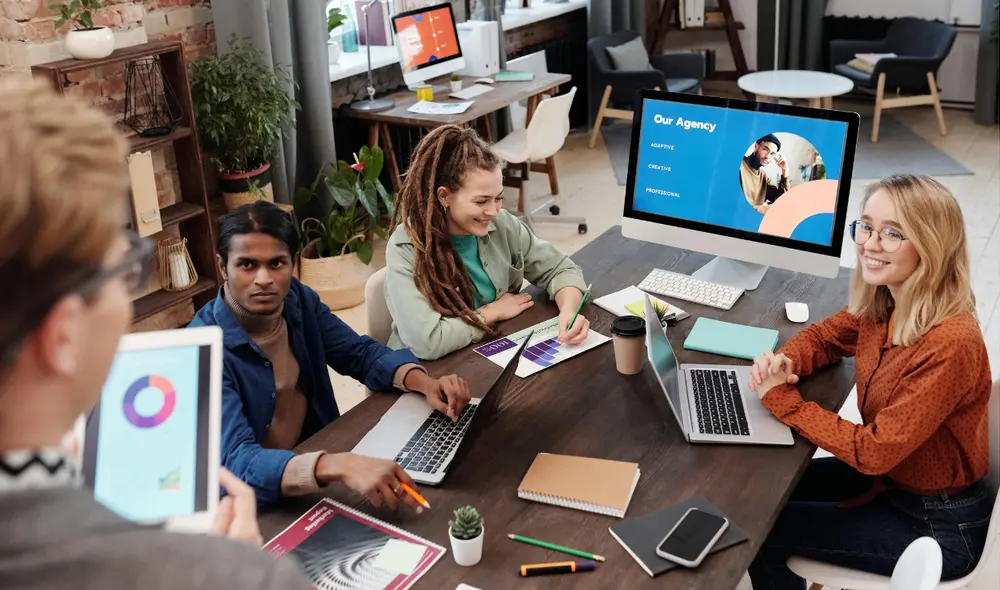 Cuatro personas en reunión de trabajo. Foto: composición LR/Pexels