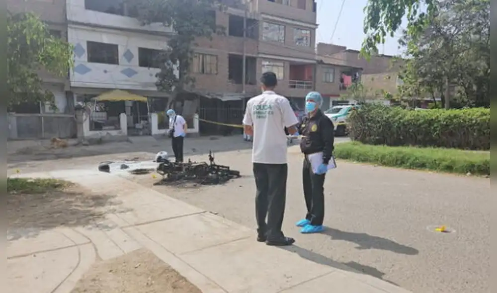 Restos. Así terminó la moto del presunto sicario, quien murió camino al hospital de SJL. Foto: La República