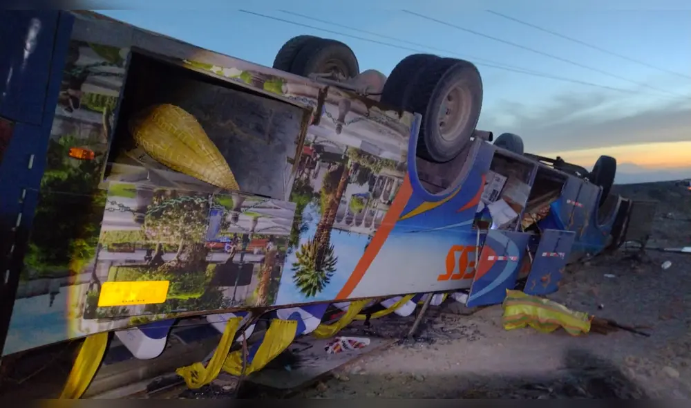 Bus transportaba 36 pasajeros de los cuales se reporto la muerte de uno de ellos. Foto: La República. Bus transportaba 36 pasajeros de los cuales se reporto la muerte de uno de ellos. Foto: La República.