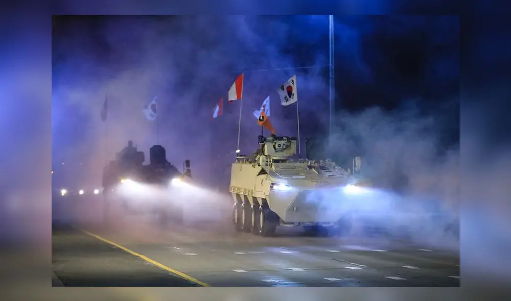 Tres ejemplares del blindado surcoreano K808 White Tiger desfilaron en el "Pentagonito" por el Día del Ejército, el viernes 6 de diciembre por la noche. Foto: Ministerio de Defensa. Tres ejemplares del blindado surcoreano K808 White Tiger desfilaron en el "Pentagonito" por el Día del Ejército, el viernes 6 de diciembre por la noche. Foto: Ministerio de Defensa.