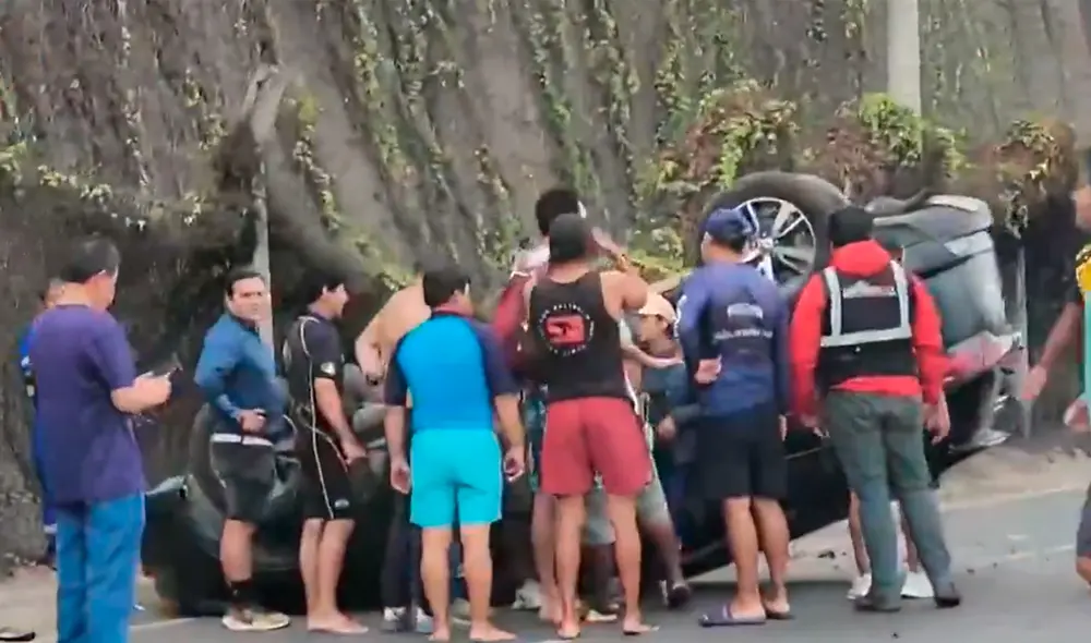 Algunas personas se acercaron para auxiliar al conductor de la camioneta volcada. Foto: captura/Canal N