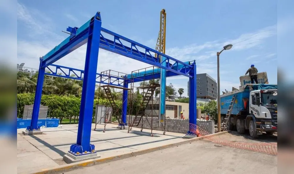 Los investigadores trabajan con una impresora 3D a gran escala instalada en un laboratorio de Ingeniería Civil de la universidad. Foto: PUCP
