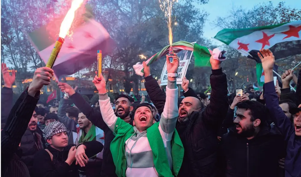 CELEBRACIÓN. Multitudes de sirios expresaron su júbilo en calles y plazas por la caída del dictador, tras dos semanas de ofensiva relámpago de los rebeldes.  (Foto: AFP)
