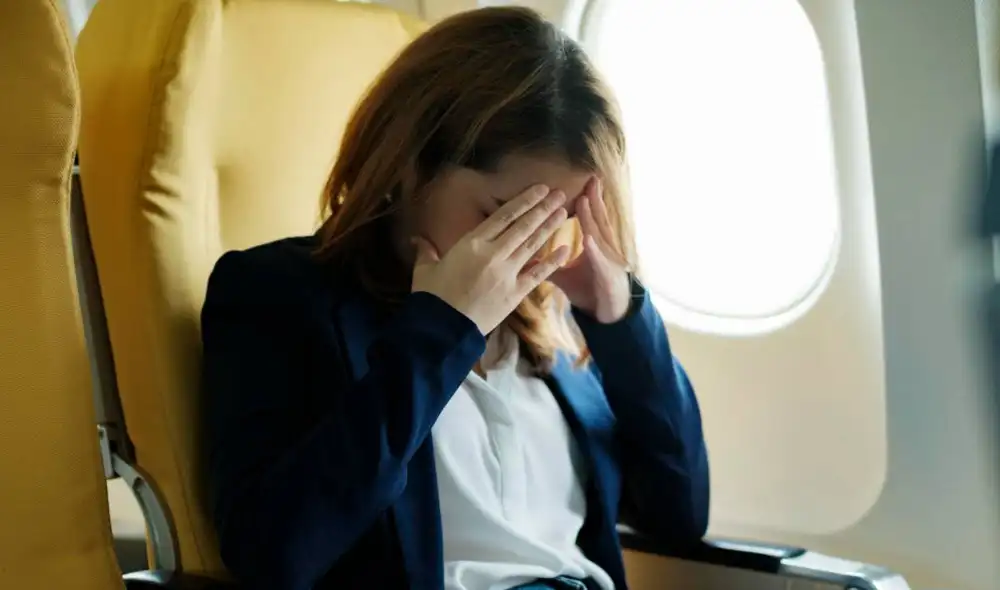 A pesar de contar con un dispositivo de rastreo, la confusión de códigos aeroportuarios llevó su maleta a un destino inesperado. Coons recibió ayuda tras compartir su situación en Facebook. Foto: Egali Intercambio