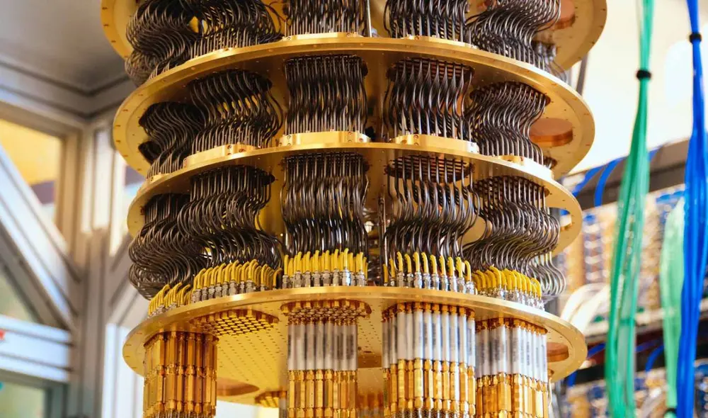 China ha desarrollado un ordenador cuántico superconductor con 504 cúbits, marcando un avance significativo en la carrera tecnológica hacia la supremacía cuántica frente a EE. UU. Foto: Xataka China ha desarrollado un ordenador cuántico superconductor con 504 cúbits, marcando un avance significativo en la carrera tecnológica hacia la supremacía cuántica frente a EE. UU. Foto: Xataka