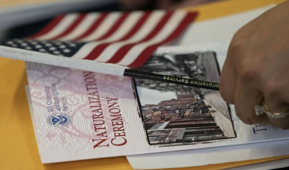 La naturalización es un proceso que puede variar en duración dependiendo de diversos factores, como la carga de trabajo de los servicios de inmigración. Foto: AFP La naturalización es un proceso que puede variar en duración dependiendo de diversos factores, como la carga de trabajo de los servicios de inmigración. Foto: AFP