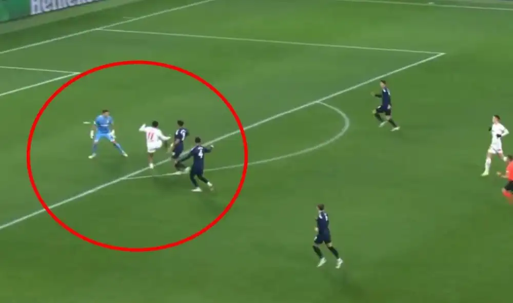 Tras un ataque de Leipzig, el ‘Dibu’ Martínez no calculó bien la pelota y dejó su arco descuidado para que Loïs Openda empate el partido. Foto: composición LR/captura