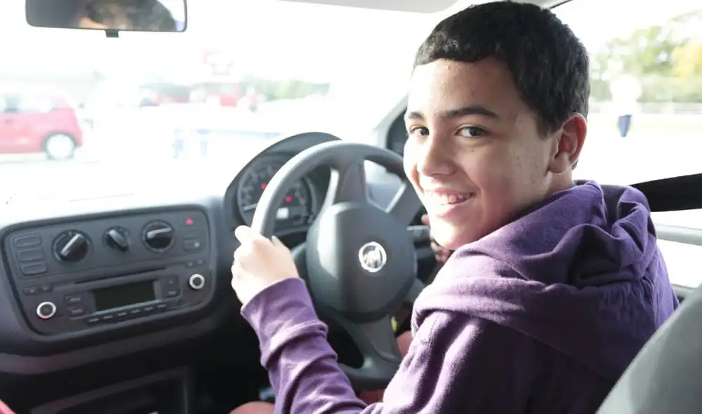 El proceso requiere la certificación de un apoderado, quien debe acompañar al menor durante toda la tramitación. Foto: Diariomotor