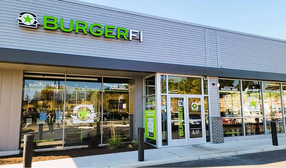 La disminución del consumo de alimentos fuera del hogar y el aumento de costos hicieron caer las ventas de BurgerFi. Foto: BurgerFi