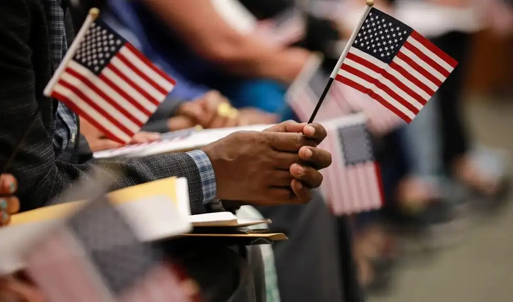 El juramento de lealtad es un momento solemne en el que los nuevos ciudadanos prometen lealtad a los Estados Unidos. Foto: Inmigración USA