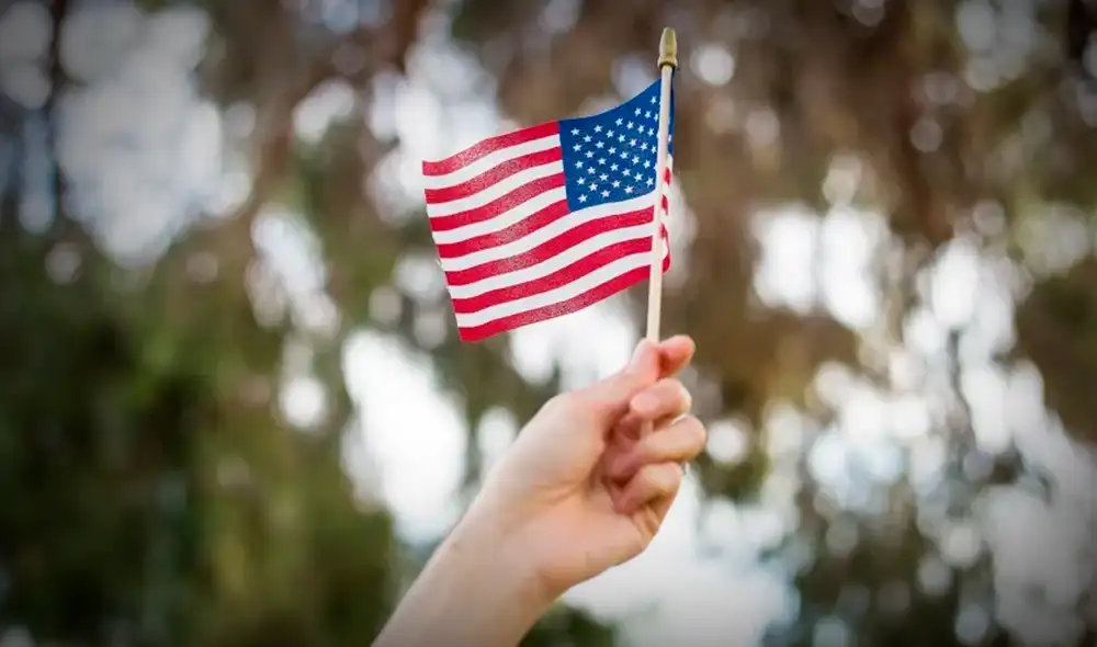 USCIS anunció que para el 2025 habrá nuevas tarifas para tramitar la ciudadanía americana en Estados Unidos. Foto: Univisión