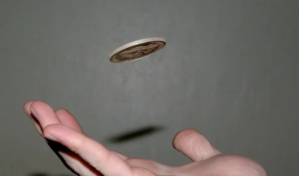 El lanzamiento de una moneda es una práctica popular para tomar decisiones al azar. Foto: Robbie Biller / Flickr El lanzamiento de una moneda es una práctica popular para tomar decisiones al azar. Foto: Robbie Biller / Flickr