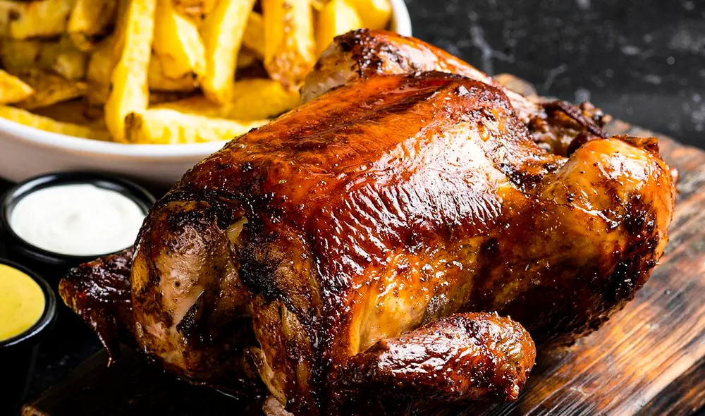 El pollo a la brasa de Perú quedó en el puesto 37 del ranking mundial de los mejores platos, según Taste Atlas. Foto: Business Empresarial