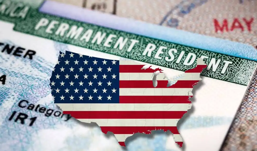 La Green Card permite residir y trabajar legalmente en Estados Unidos. Foto: Composición LR La Green Card permite residir y trabajar legalmente en Estados Unidos. Foto: Composición LR