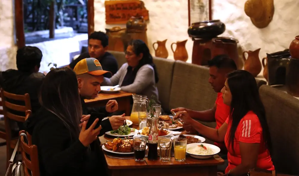 Desde que entró en vigencia la reducción del IGV a restaurantes, hoteles y alojamientos, los precios en estos establecimientos subieron por encima de la inflación de alimentos. Foto: Andina Desde que entró en vigencia la reducción del IGV a restaurantes, hoteles y alojamientos, los precios en estos establecimientos subieron por encima de la inflación de alimentos. Foto: Andina
