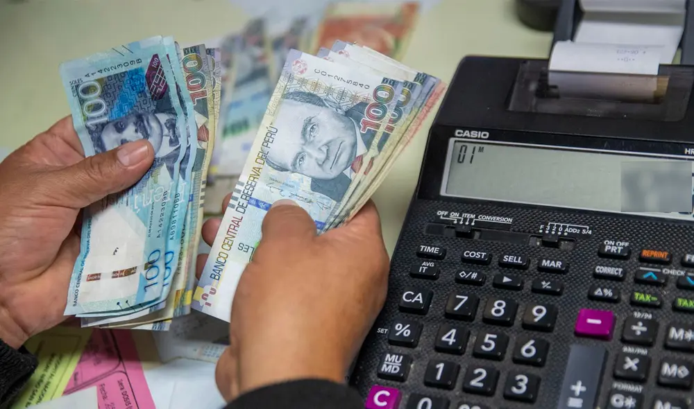 Trabajador del sector público recibiendo el bono de 200 soles otorgado por el Gobierno. Foto: Andina. Trabajador del sector público recibiendo el bono de 200 soles otorgado por el Gobierno. Foto: Andina.