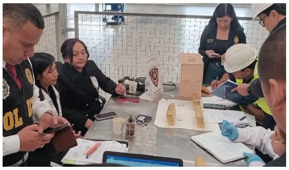 inmovilización. Personal de Aduanas y de la Fiscalía intervienen barras de oro.