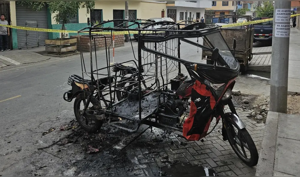 Así terminó la moto luego de ser quemada por delincuentes que pedían dinero en Cercado de Lima. Foto: Rosa Quincho - La República