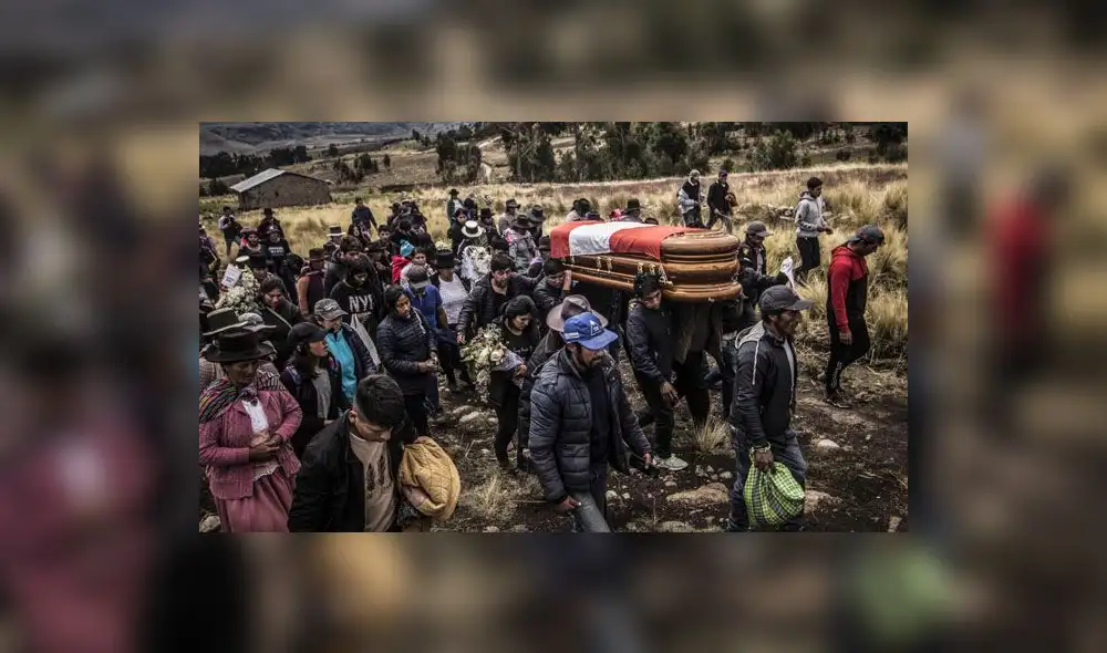 Entierro comunitario de Jhonatan Alarcón, la décima víctima de la masacre del 15 de diciembre del 2022. (Foto: Wilber Huacasi)