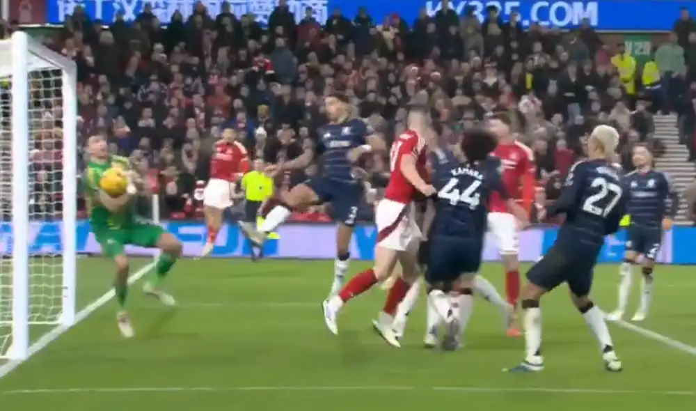 Dibu Martínez es titular en el Aston Villa hace varias temporadas. Foto: composición GLR.