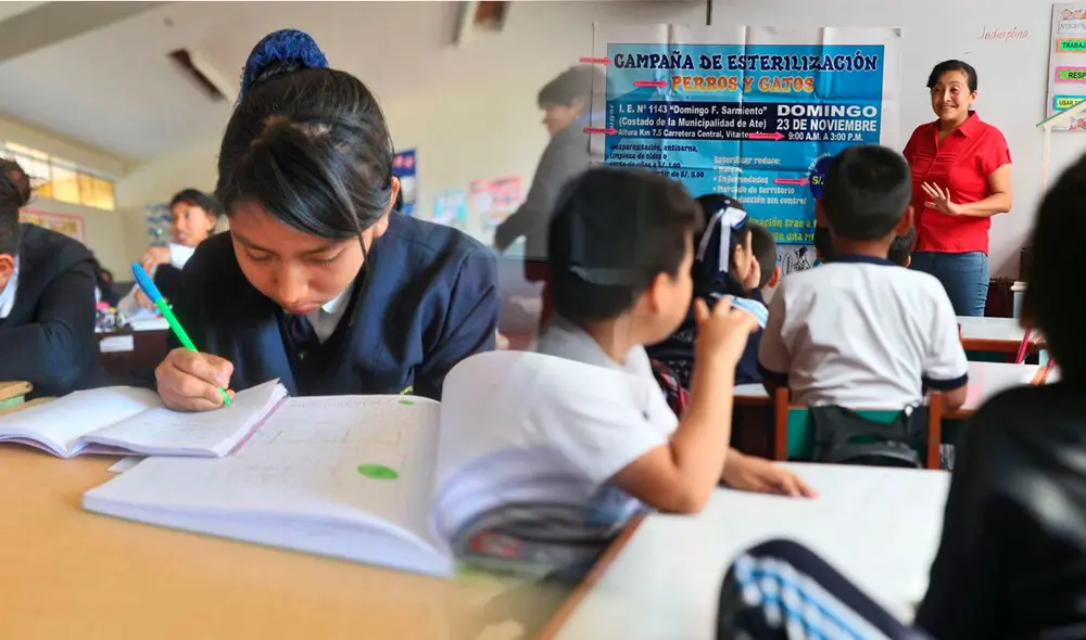 Los padres de familia pueden consultar qué colegios tienen vacantes disponibles para el Año Escolar 2025 a través del portal web oficial del Minedu.. Foto: composición LR/Andina