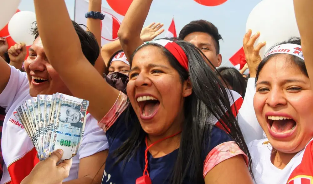 Trabajadores del sector público recibiendo su bono y aumento en su pensión mensual. Foto: Andina/Composición LR