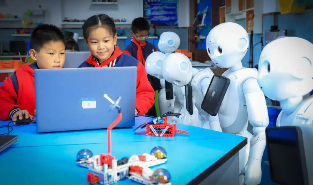 La estrategia del Ministerio de Educación de China incluye más de 184 escuelas piloto y la colaboración con universidades y empresas tecnológicas para crear laboratorios de IA. Foto: VCG La estrategia del Ministerio de Educación de China incluye más de 184 escuelas piloto y la colaboración con universidades y empresas tecnológicas para crear laboratorios de IA. Foto: VCG