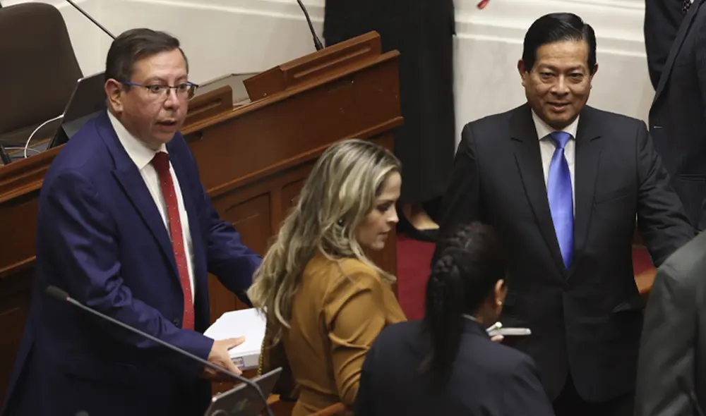 DE CONFIANZA. Falconi (a la izquierda) es jefe de asesores de Arana. En la foto, cuando fueron a la presentación en el Congreso. (Foto: difusión).