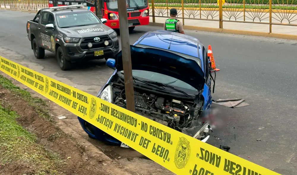 Auto quedó totalmente destruido a consecuencia del grave accidente. Heridos fueron llevados a clínica local. Foto: Rosario Rojas/La República Auto quedó totalmente destruido a consecuencia del grave accidente. Heridos fueron llevados a clínica local. Foto: Rosario Rojas/La República