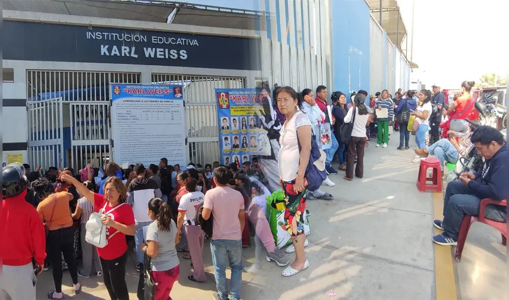 Padres de familia buscan vacantes para que sus hijos cursen clases el 2025. Foto: composición LR/Emmanuel Moreno