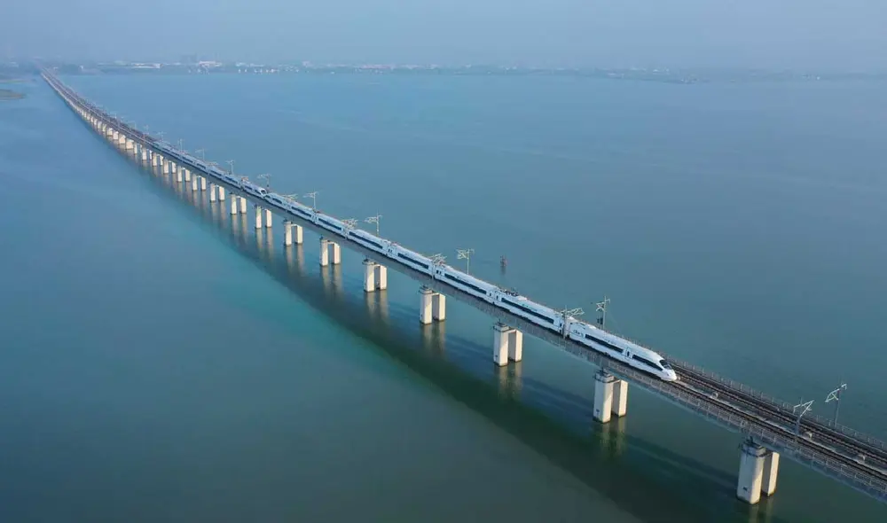Con 164,8 km de largo, el puente Danyang-Kunshan es el más largo del mundo, superando otros grandes puentes en longitud, y abarca ríos, valles y carreteras. Foto: Ixigua Con 164,8 km de largo, el puente Danyang-Kunshan es el más largo del mundo, superando otros grandes puentes en longitud, y abarca ríos, valles y carreteras. Foto: Ixigua