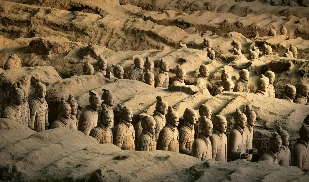 Se estima que más de 10.000 tiras de bambú están en diversas condiciones, cada una con inscripción única. Foto: Gizmodo. Se estima que más de 10.000 tiras de bambú están en diversas condiciones, cada una con inscripción única. Foto: Gizmodo.