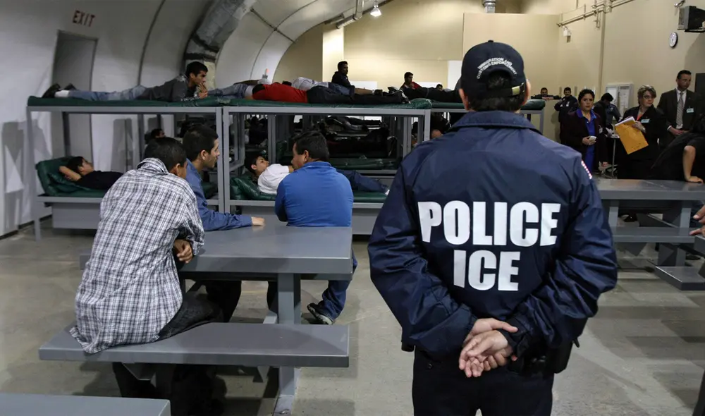El ICE lleva a cabo deportaciones masivas de inmigrantes indocumentados, separando familias y comunidades. Foto: Immigration Law