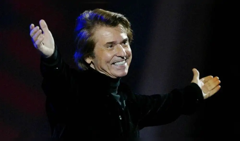 Raphael. El divo de la músca preocupó a sus millones de fans en el mundo, quienes esperan su recuperación. Foto: AFP