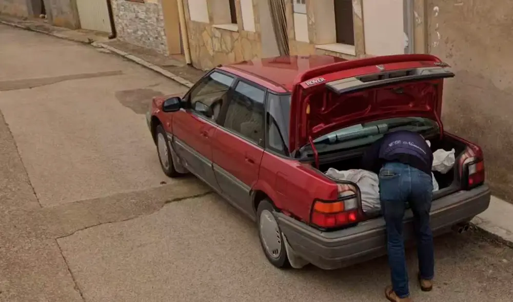 La imagen, captada en Soria, España, muestra a un hombre acomodando una bolsa blanca en el maletero de un coche. Foto: Google Street View