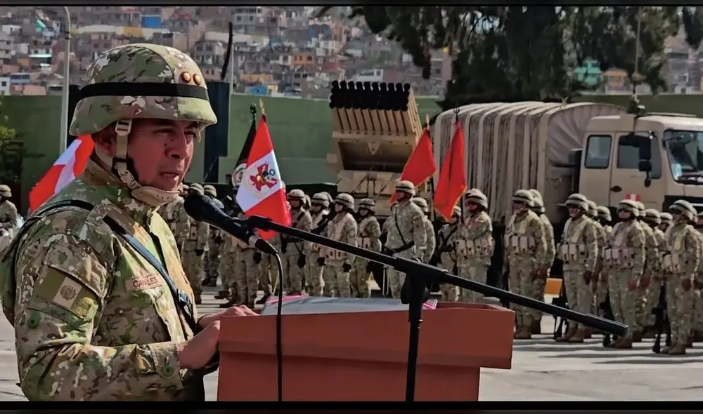 "No manchen sus manos con sangre de inocentes", demandó erl general de brigada Víctor Canales Rosas a oficiales y soldados durante su discurso de despedida. "No manchen sus manos con sangre de inocentes", demandó erl general de brigada Víctor Canales Rosas a oficiales y soldados durante su discurso de despedida.