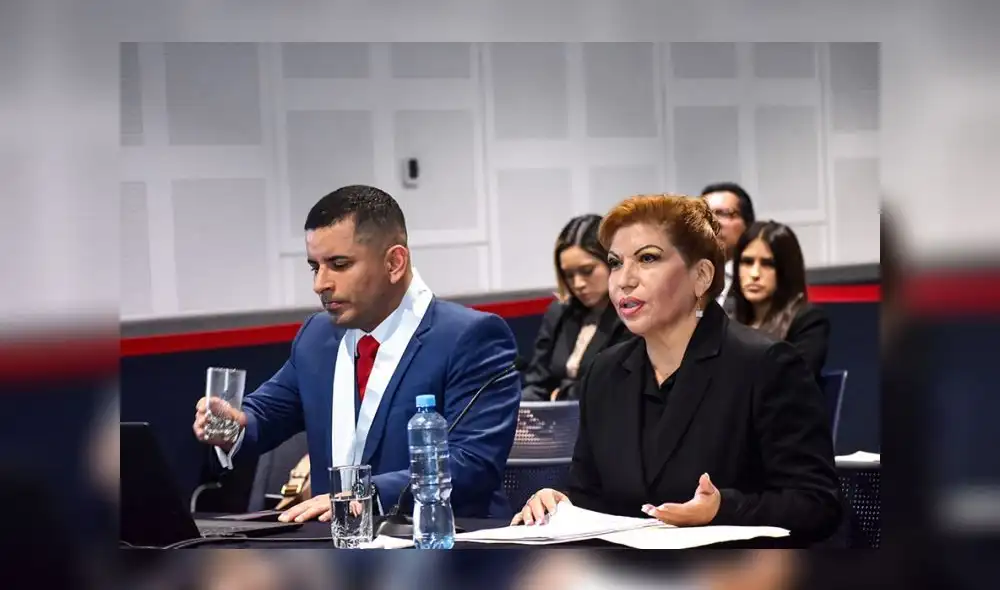 Enma Benavides y su abogado Elio Riera en la sala de audiencias de la Junta Nacional de Justicia. | Foto: JNJ