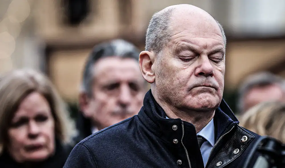 El canciller alemán Olaf Scholz visitó el lugar de la tragedia este sábado, donde instó a la unidad nacional. Foto: AFP. El canciller alemán Olaf Scholz visitó el lugar de la tragedia este sábado, donde instó a la unidad nacional. Foto: AFP.