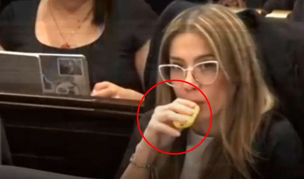 Durante un debate en el congreso de Colombia, Cathy Juvinao fue captada fumando un cigarrillo electronico. Foto: X Durante un debate en el congreso de Colombia, Cathy Juvinao fue captada fumando un cigarrillo electronico. Foto: X