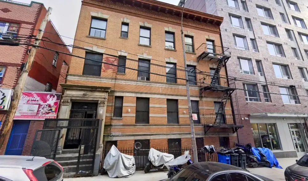 El alcalde de Aurora, Mike Coffman, culpó a Denver por la crisis migratoria y el auge de una pandilla venezolana, señalando el deterioro del complejo antes de su cierre. Foto: New York Post