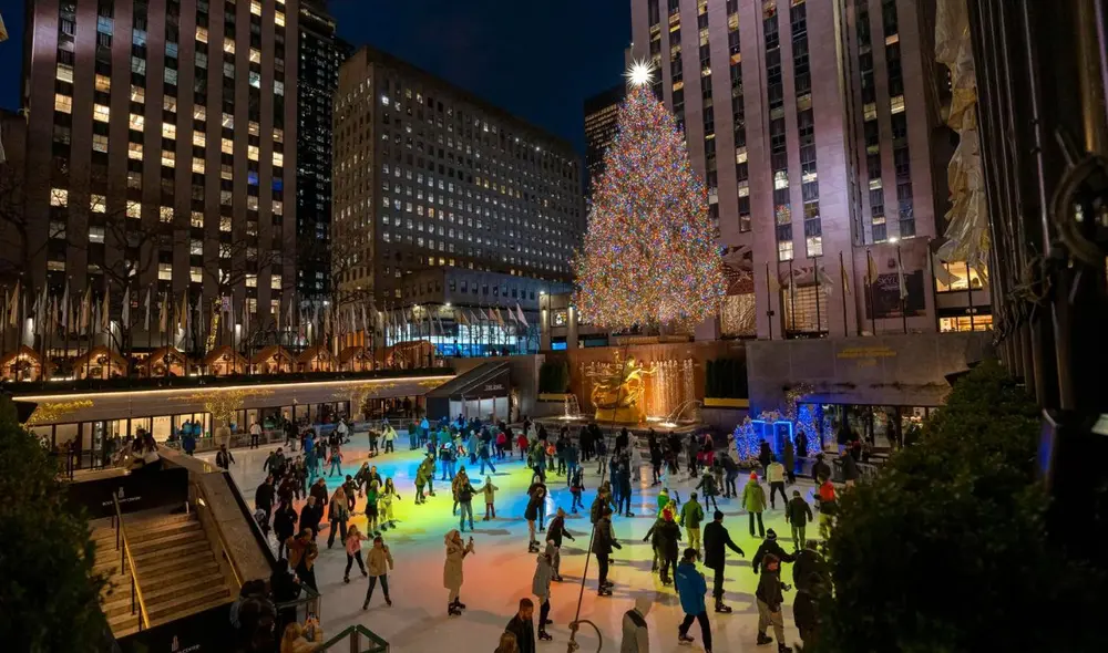Personas disfrutan patinando sobre hielo alrededor del imponente árbol de Navidad en Galleria Dallas Foto: New York Post Personas disfrutan patinando sobre hielo alrededor del imponente árbol de Navidad en Galleria Dallas Foto: New York Post