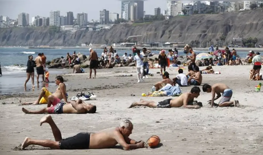 Bañistas podrán usar sombrillas gratis durante verano 2025. Foto: Andina
