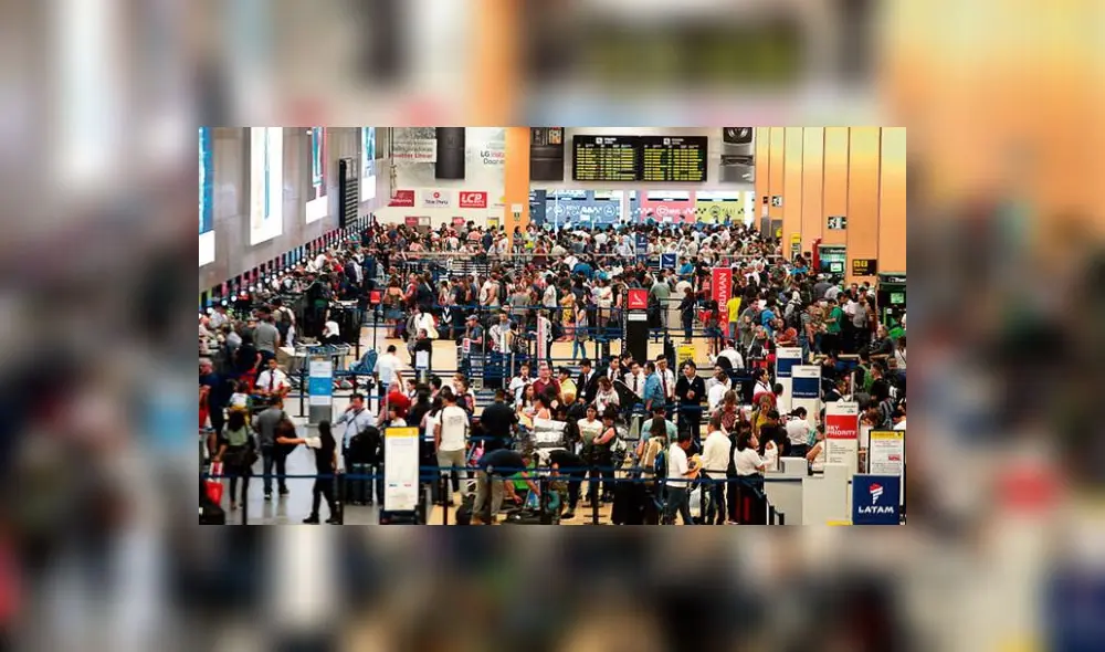 Buen viaje. Peruanos que salen del país y no regresan constituyen un gran capital humano que se pierde, señalan los expertos. La mayoría son profesionales. Foto: difusión Buen viaje. Peruanos que salen del país y no regresan constituyen un gran capital humano que se pierde, señalan los expertos. La mayoría son profesionales. Foto: difusión