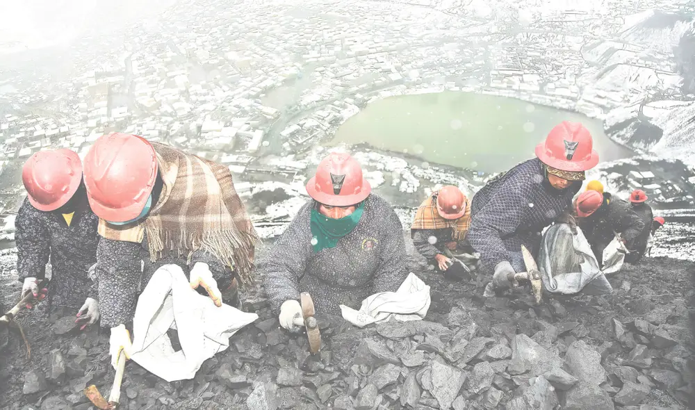 Las pallaqueras son las mujeres que buscan oro en medio de desmonte que extraen de socavones en La Rinconada. Al día pueden llegar acumular dos gramos en horas de trabajo. Foto: La República Las pallaqueras son las mujeres que buscan oro en medio de desmonte que extraen de socavones en La Rinconada. Al día pueden llegar acumular dos gramos en horas de trabajo. Foto: La República