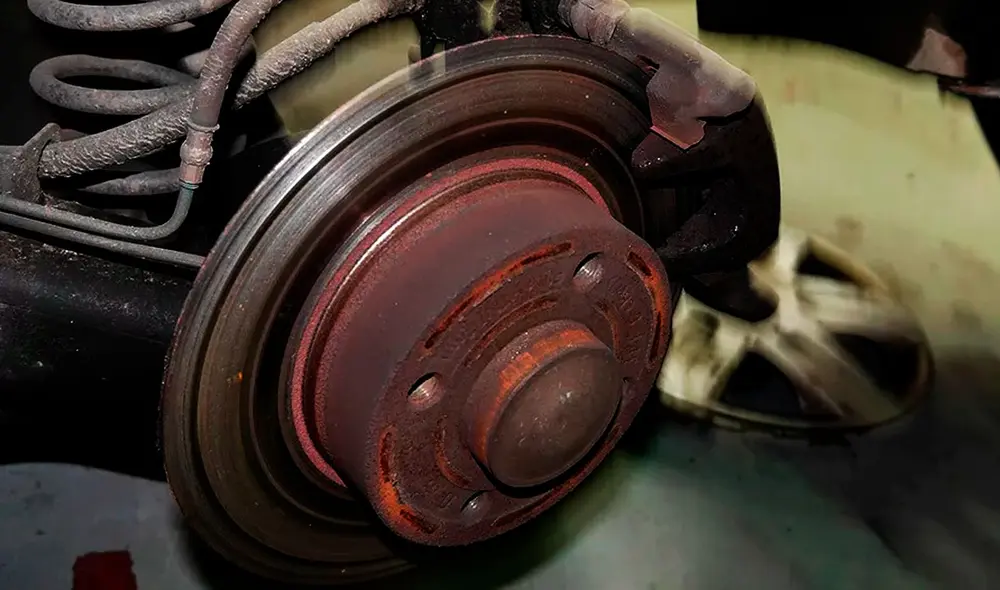 En este artículo, te proporcionaremos soluciones efectivas para abordar los ruidos de tu auto. Foto: Autocasión