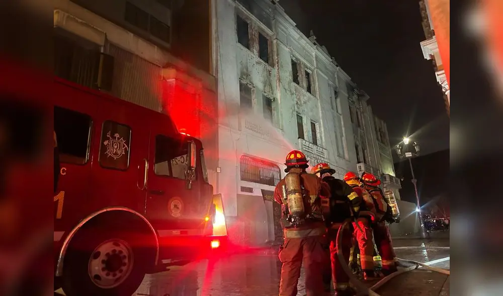 El edificio donde ocurrió el siniestro es un hotel abandonado que ya había sufrido un incendio años atrás. Foto: La República.